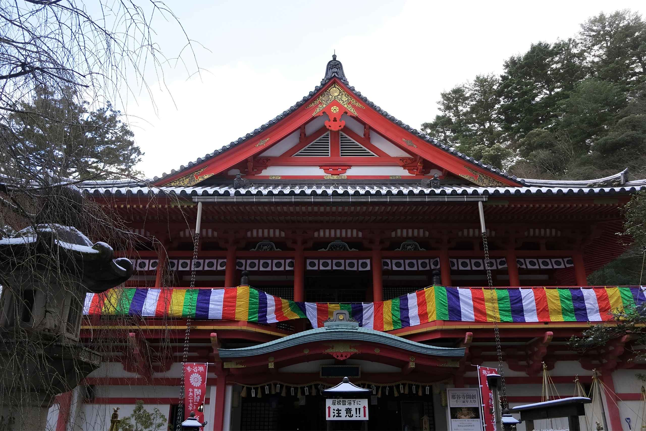 那谷寺是這次名單裡歷史最悠久、也是最具代表性的小松景點,整座寺院最迷人的風景,是獨特的石庭「奇岩遊仙境」。(圖片來源:五福旅遊)