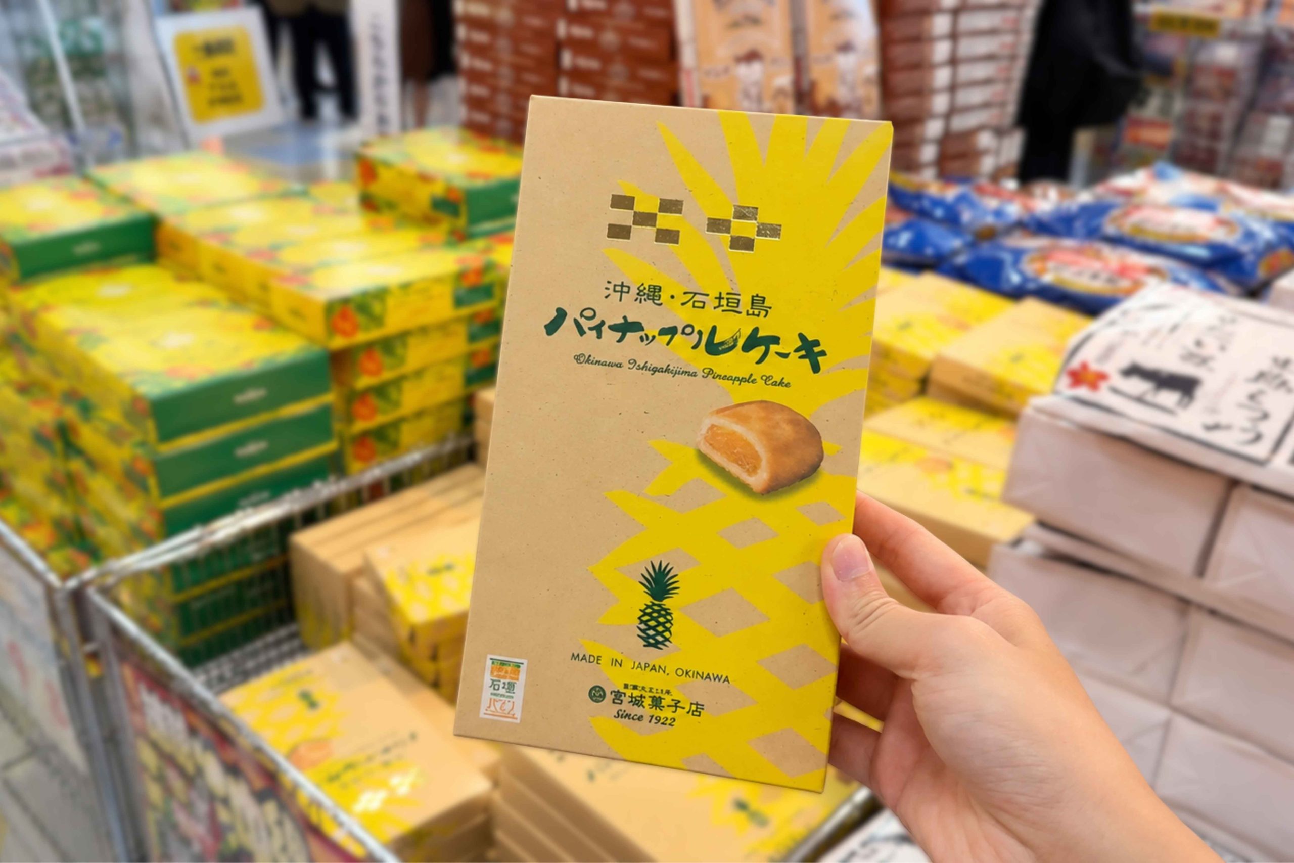 沖繩・石垣島 鳳梨酥外盒包裝印有八重山傳統Minsa幾何圖案的設計。