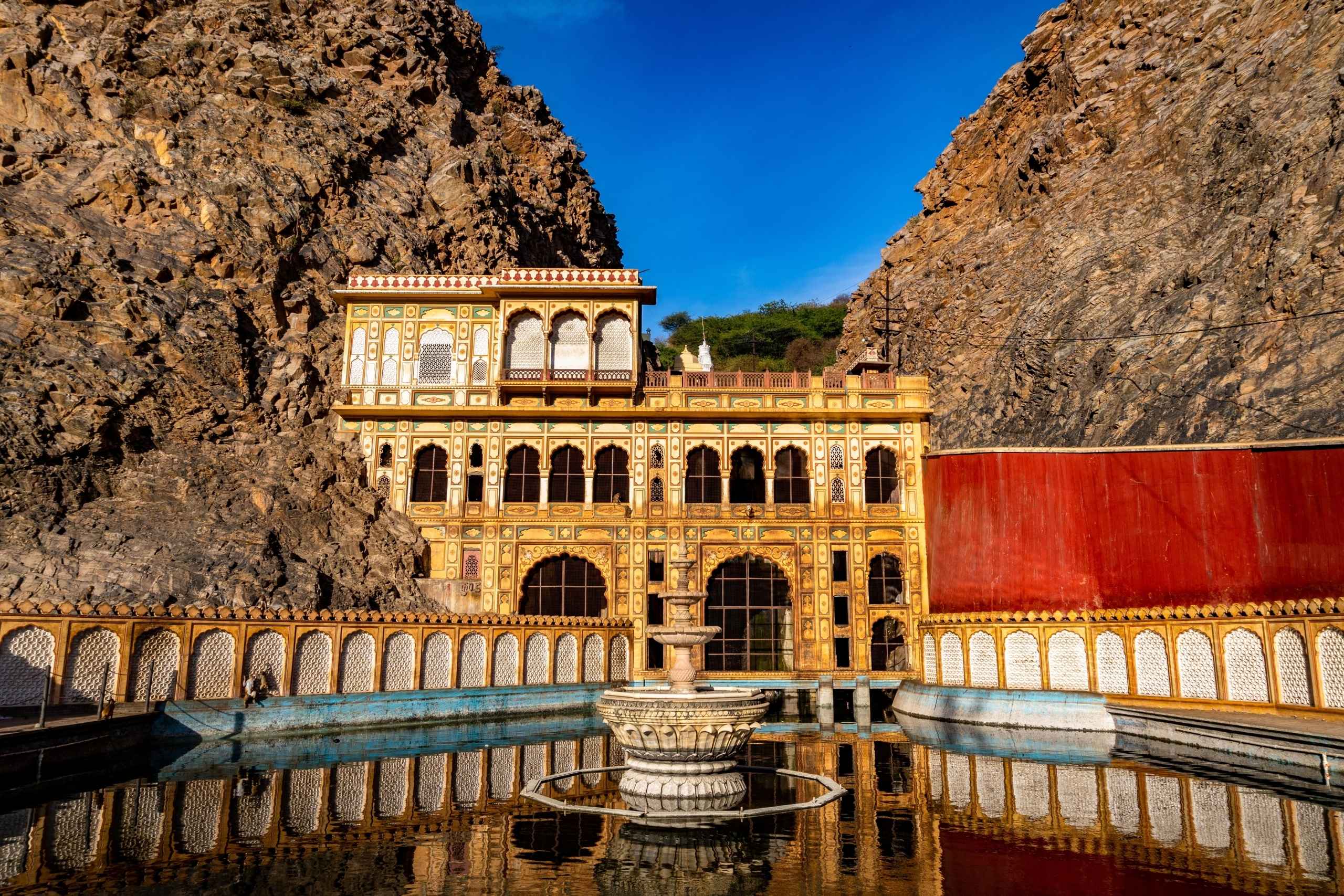 整座寺廟彷彿建造在懸崖峭壁之中,這是加爾塔吉寺最大的特色。(圖片來源:Shutterstock)
