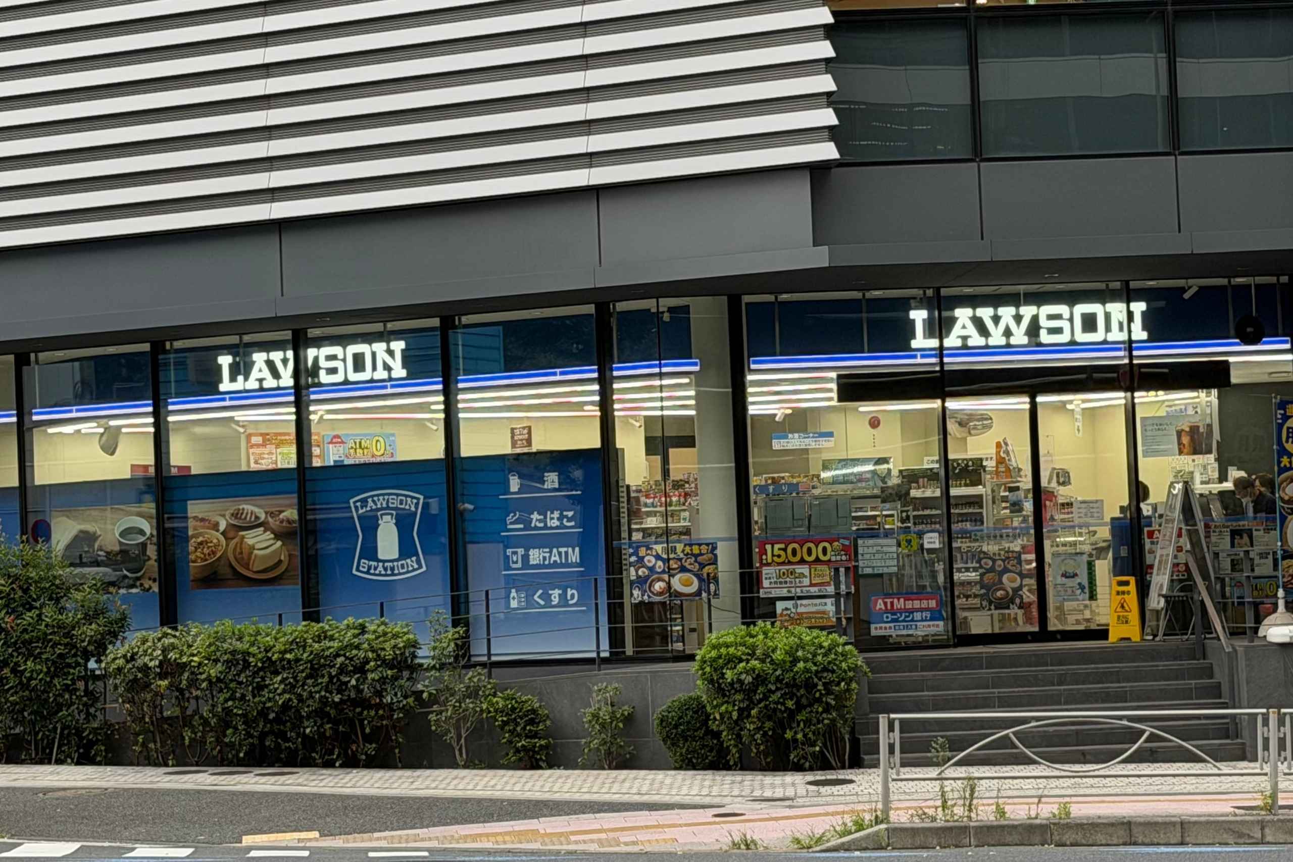 日本 LAWSON 招牌上的白色牛奶罐的設計圖案，十分吸睛可愛。（圖片來源：五福旅遊）