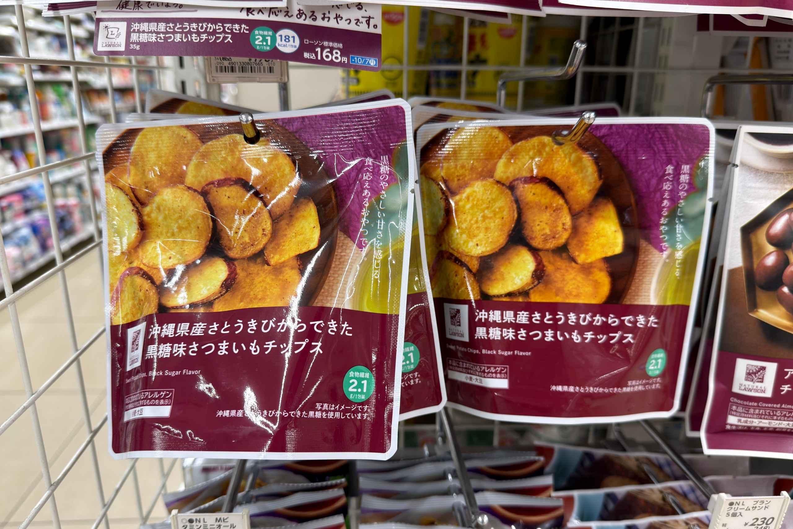 LAWSON 黑糖地瓜片（沖縄県産さとうきびからできた黒糖味さつまいもチップス ）。（圖片來源：五福旅遊）