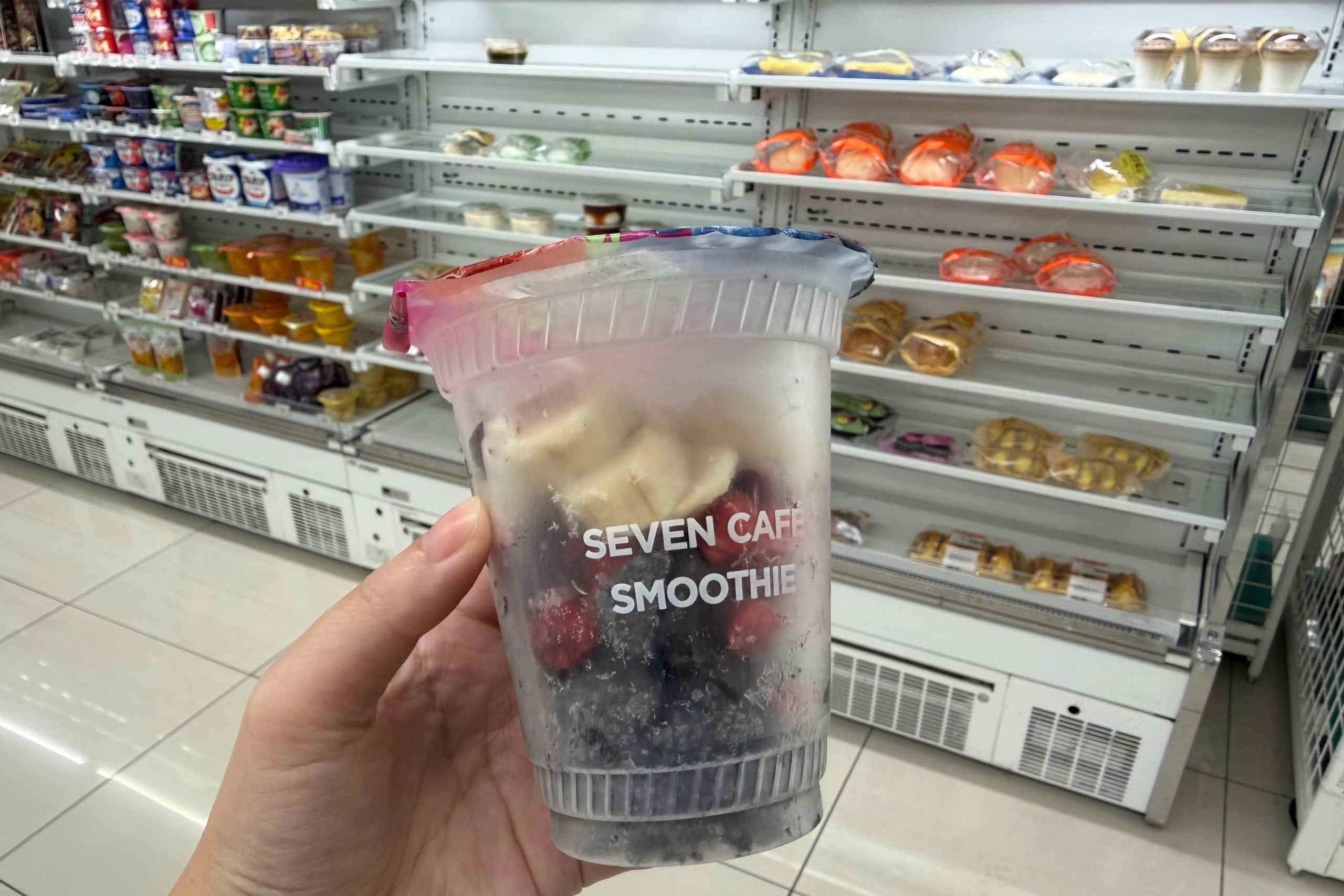 日本 7-11 現打果昔熱門品項,巴西苺(Acai)。(圖片來源:五福旅遊)
