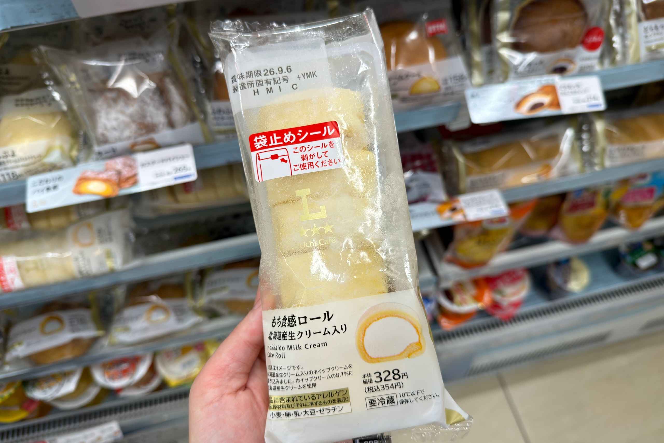 LAWSON超商最受歡迎甜點之一，麻糬口感生乳捲是許多人心中的「回購冠軍」。（圖片來源：五福旅遊）