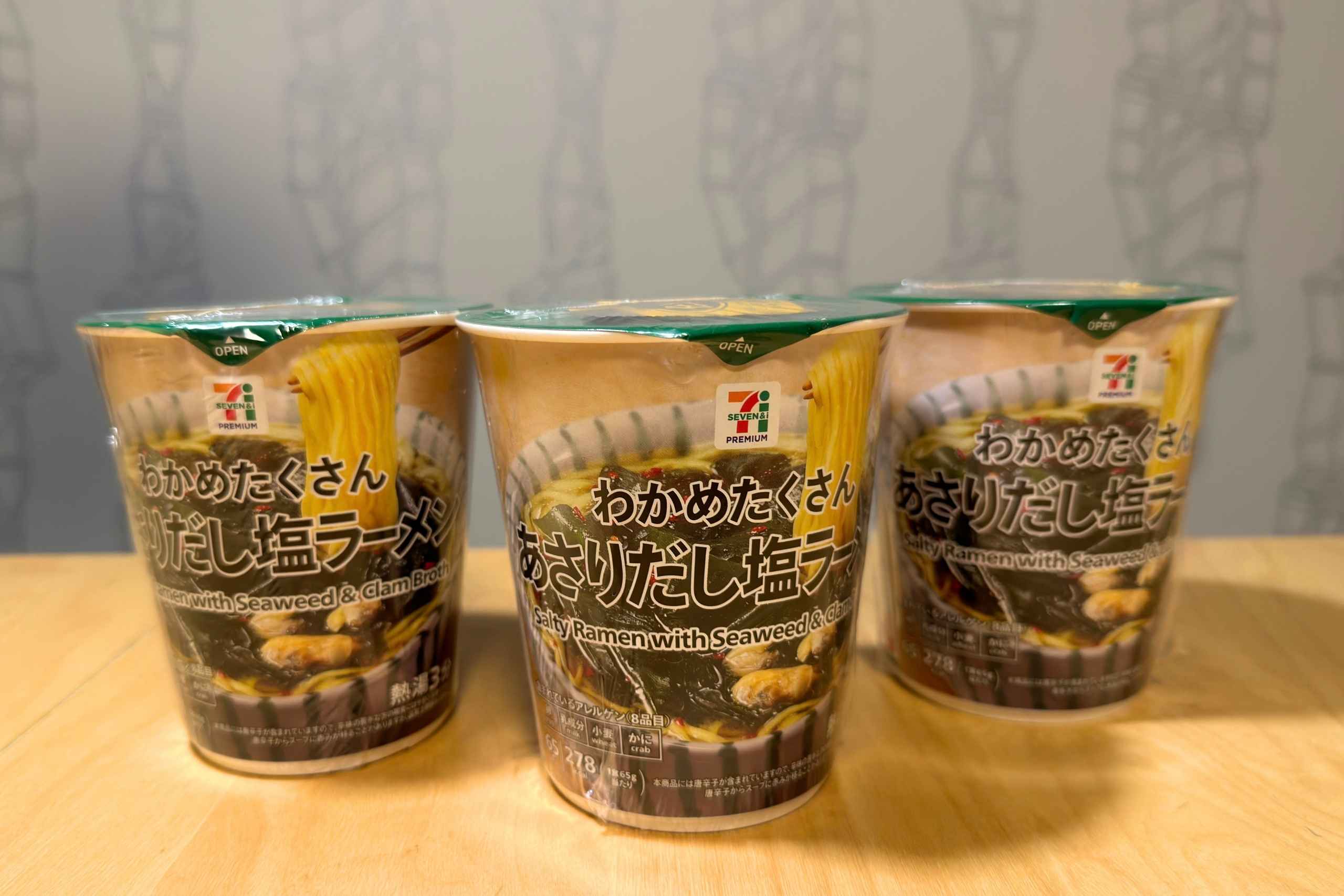 日本 7-11 7-Premium 海帶芽蛤蜊高湯鹽味拉麵(わかめたくさんあさりだし塩ラーメン)。(圖片來源:五福旅遊)