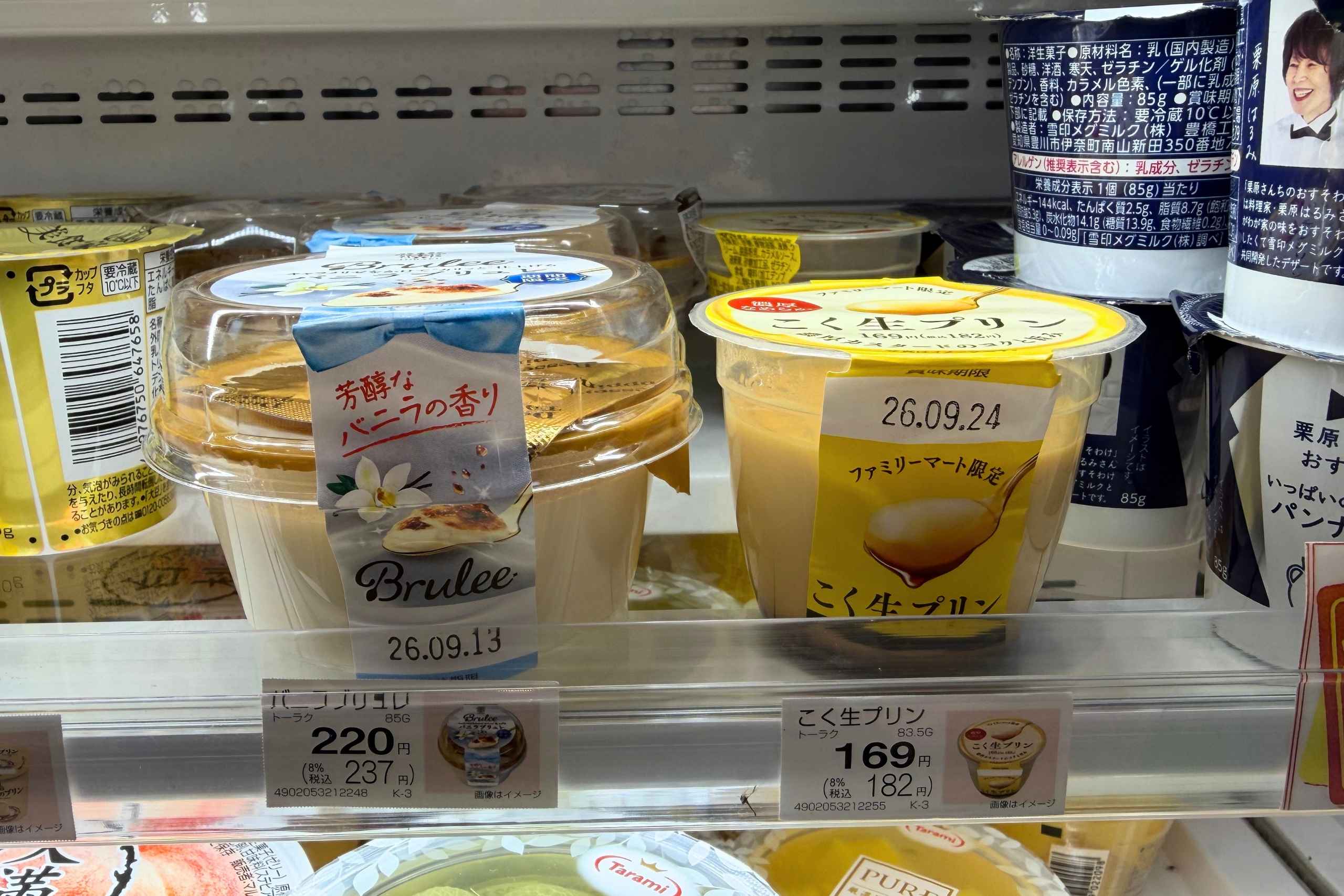 日本全家Toraku香草烤布蕾(トーラク Brulee バニラブリュレ)、濃郁生布丁(こく生プリン)。(圖片來源:五福旅遊)