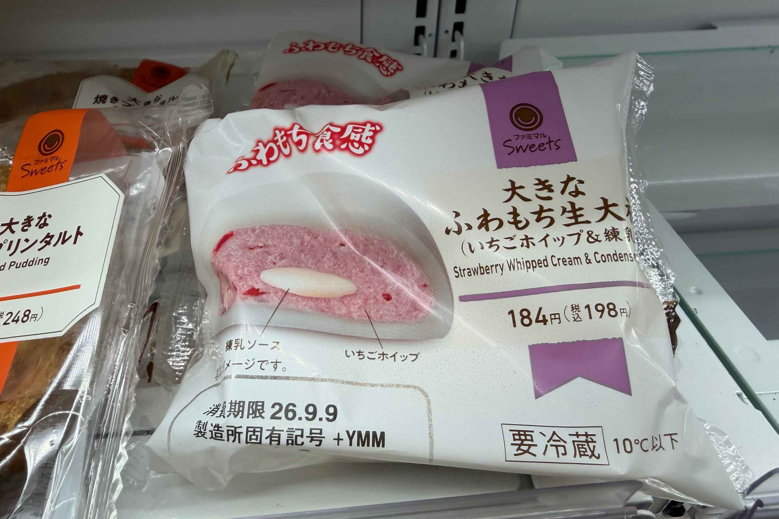 日本全家草莓奶霜生大福(大きなふわもち生大福)。(圖片來源:五福旅遊)