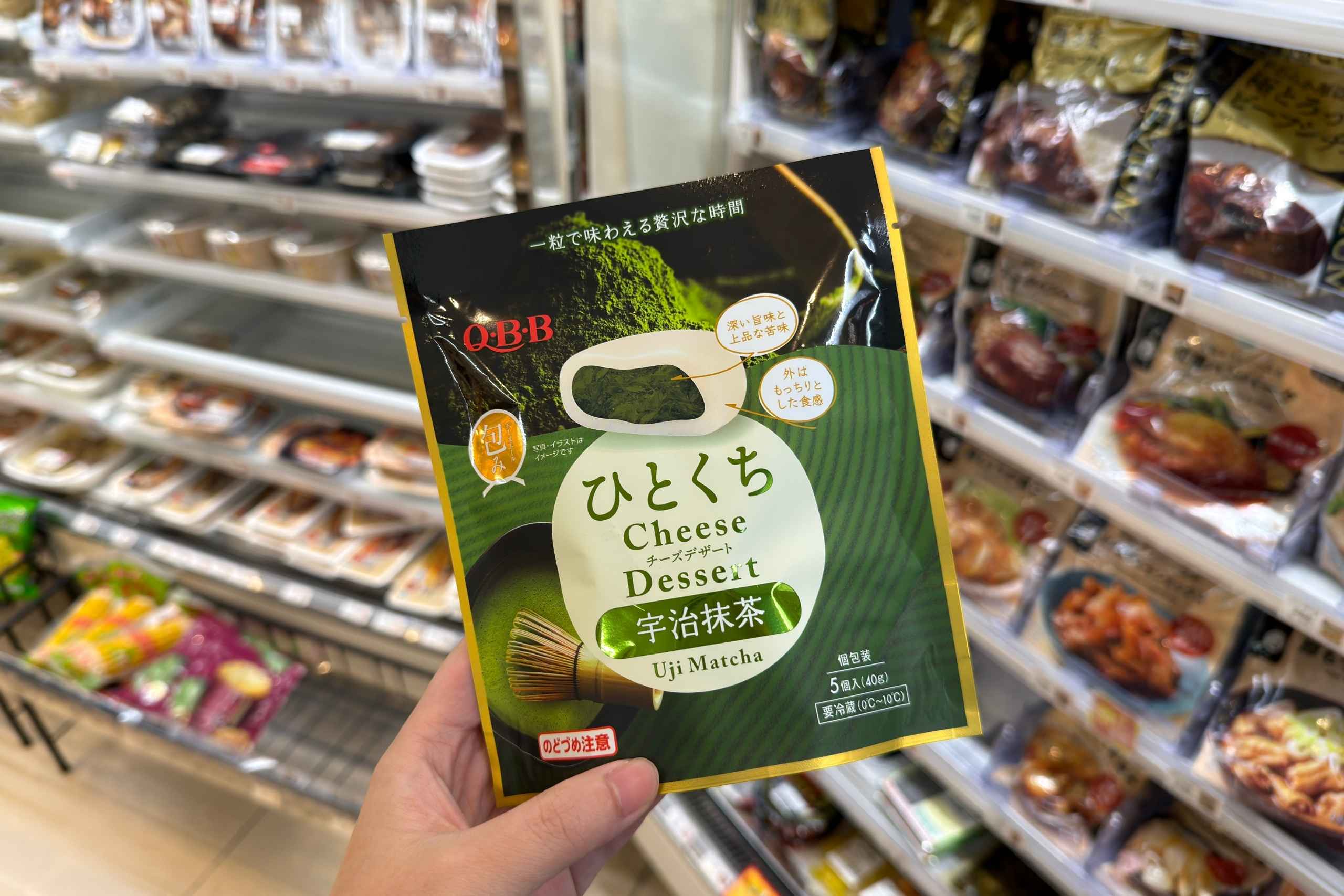 日本全家Q・B・B ひとくち Cheese Dessert 宇治抹茶(QBB 一口起司甜點 宇治抹茶)。(圖片來源:五福旅遊)